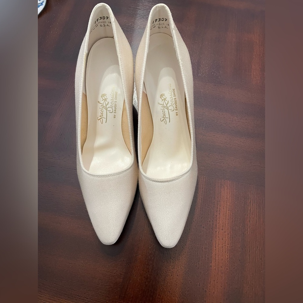 Special Occasion by Saugus . Women’s size 7 Shoes. Pomp, cream Satin.